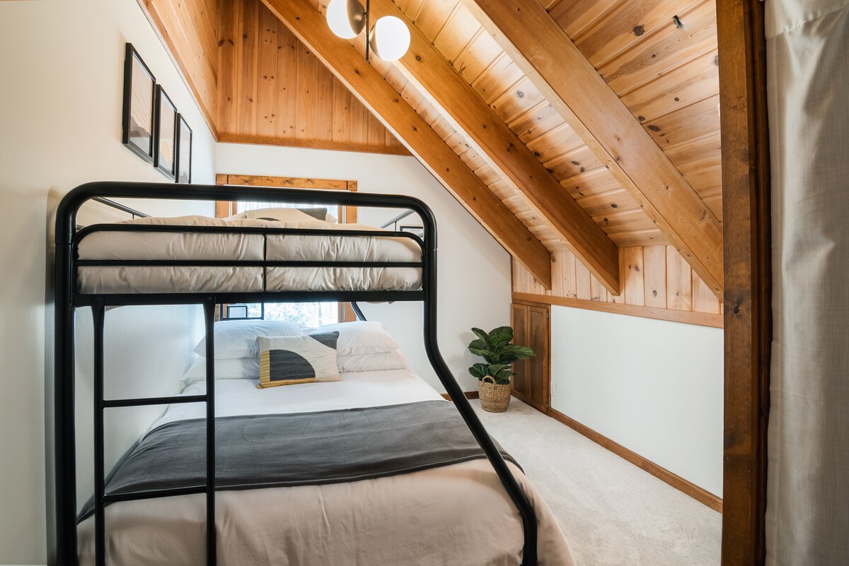 Upstairs full-over-twin bunk room